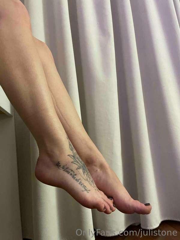 Is here a lot of footfetishist ?😈 I have something really sp..