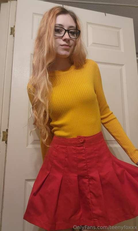 Velma ❤️ Stripping off my cute Velma cosplay and showing off..