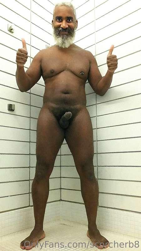 Thumbs-Up Tuesday!  #beard #musculardaddy #gay #feet #gaycru..
