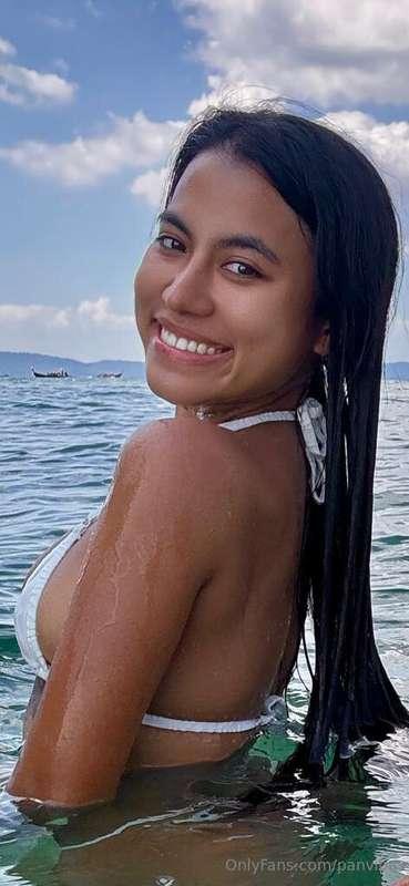 My big  smile and sexy bum can make your fall in love with 🥥..
