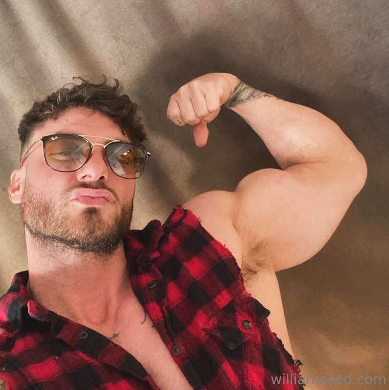 Could carry you with one arm 💪