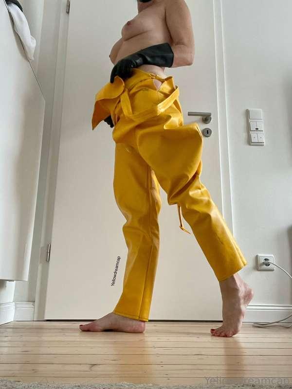 Love my yellow bit pants and especially my vintage Romika sa..