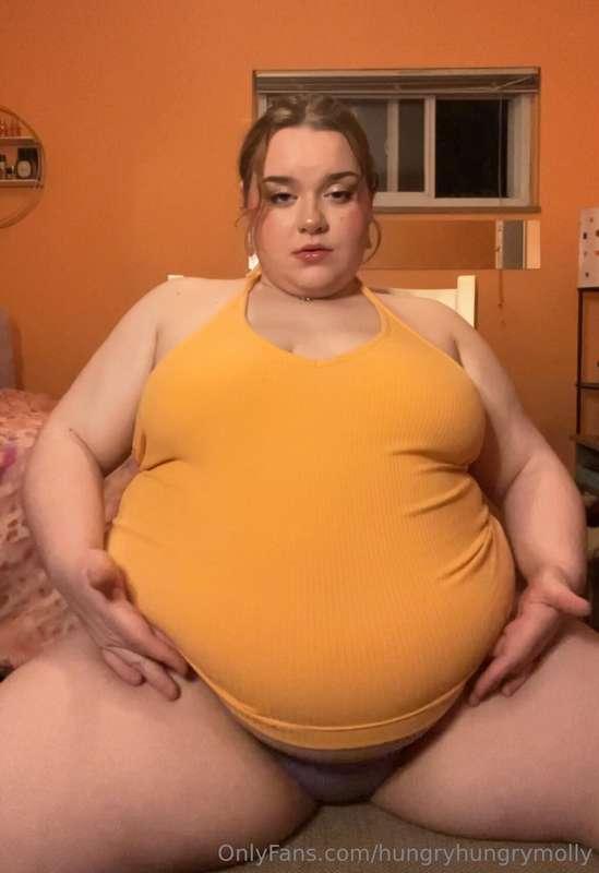 enjoy **9.5** minutes of this bloated goddess showing off an..