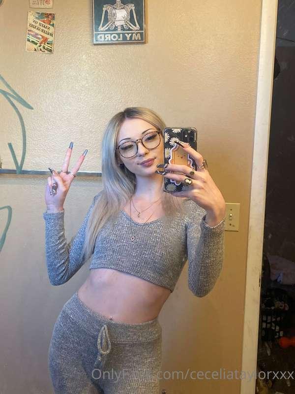 Swipe for fat pussy cameltoe
