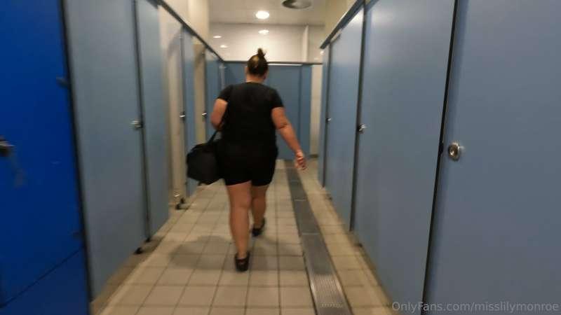 I sucked this guy off in a changing room last night, I'll po..