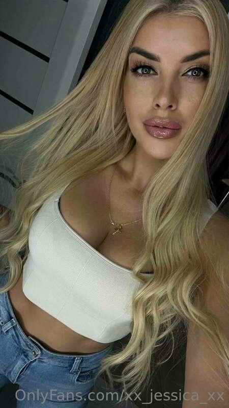 will you play with my melons today? or pussy?🔞💋