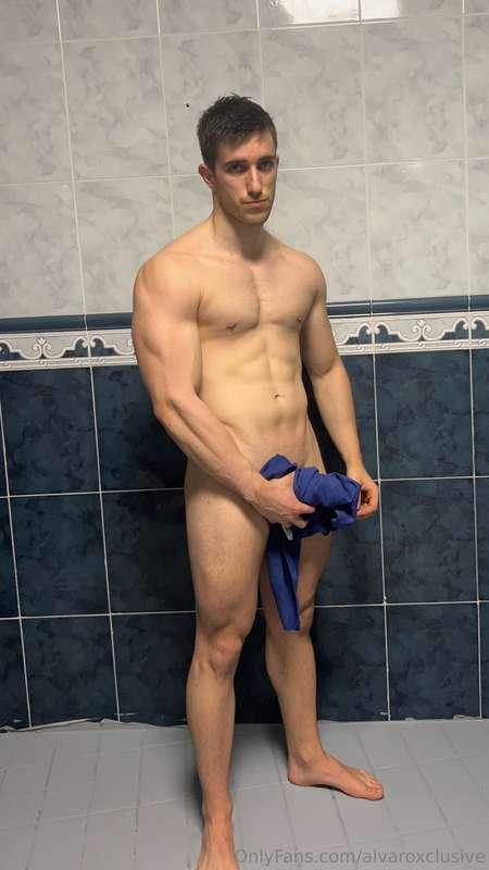 ¿Qué crees que se esconde detrás? 😏—What do you think is hid..