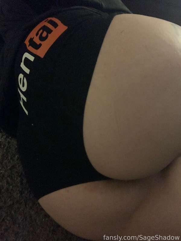 Have a nice ass pic for not being able to make VR content tonight 🥺🖤 Do you like my hentai shorts? 