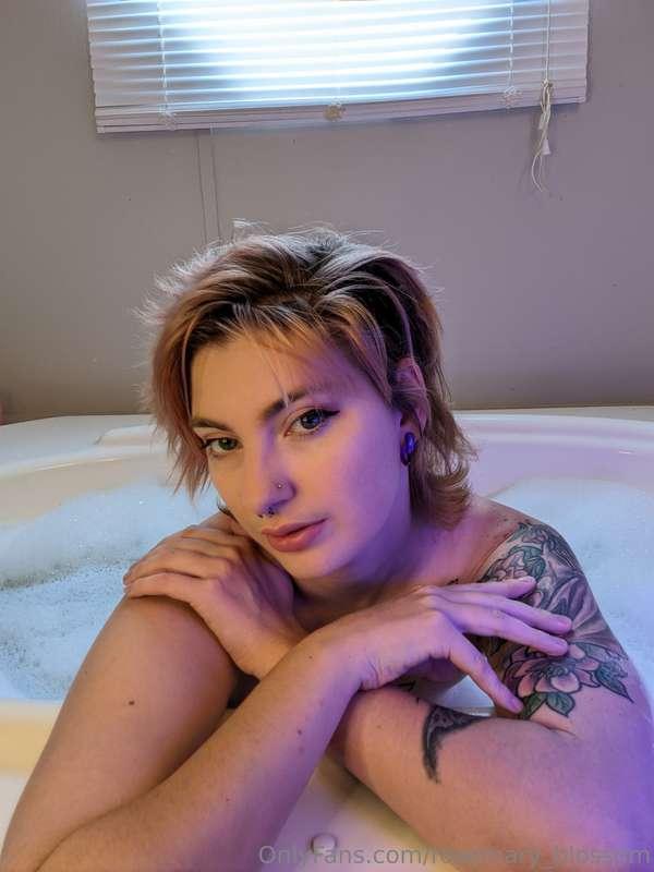 Come take a bath with me 💦
Just some flirty fun in the tub