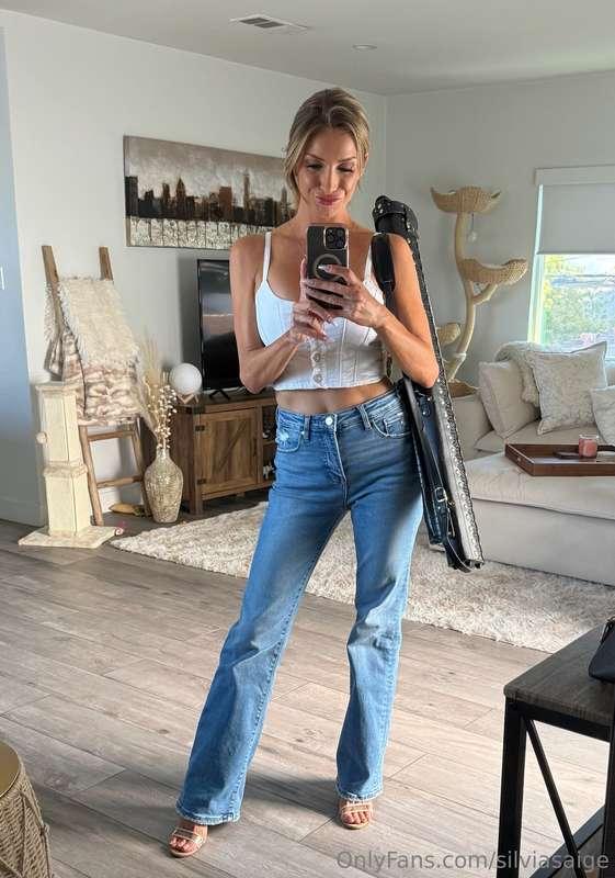 Mirror selfies hit different when you know someone’s watchin..