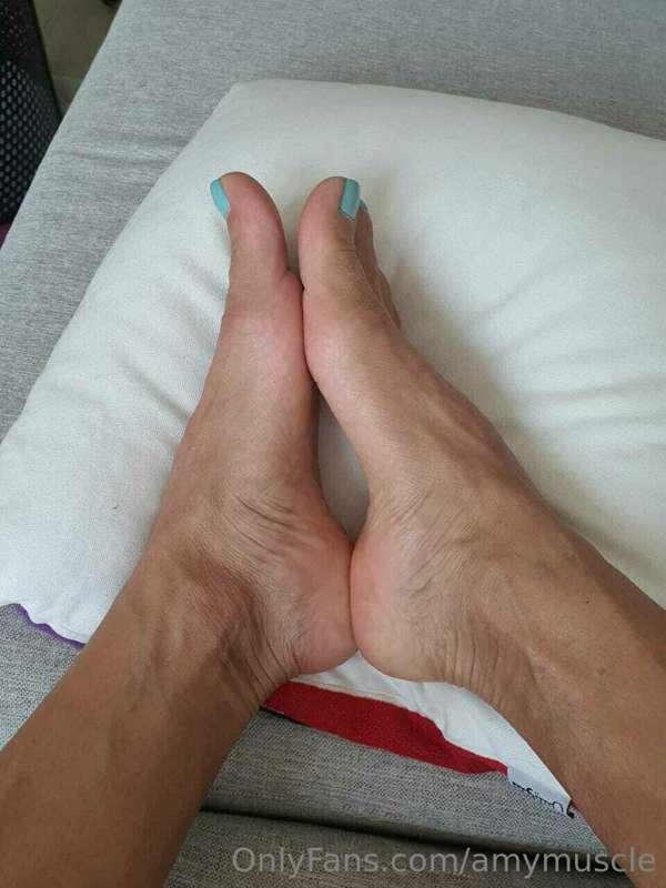 I get so many compliments on my feet 🦶🏽 
What more would you..
