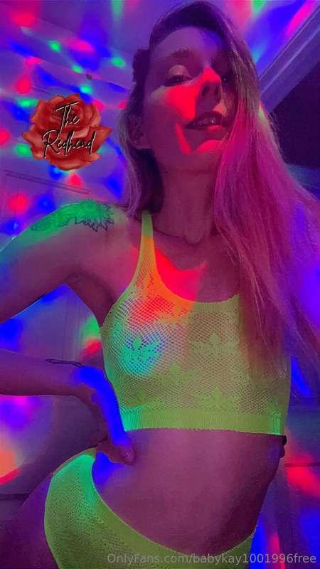 Your favorite naturally redhead stoner babe wants to celebra..