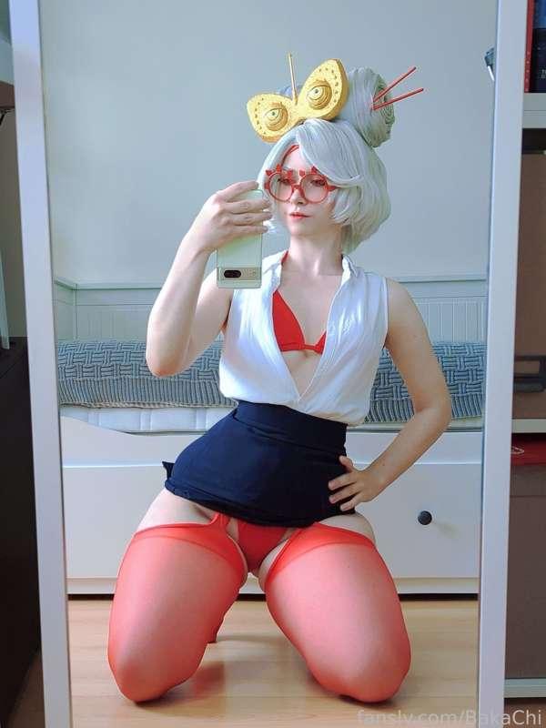 This skirt scoots up too easily 🤭

#fyp #cosplay #hips 