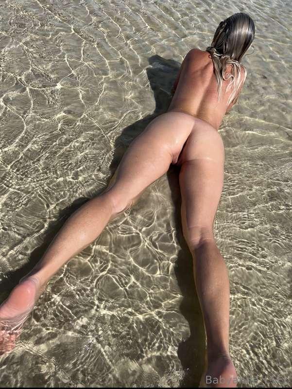 I love laying naked in the sand 🌊