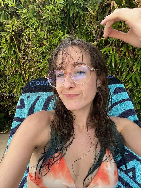 Je me sens tellement fraiche dans mon petit maillot, tu vali..