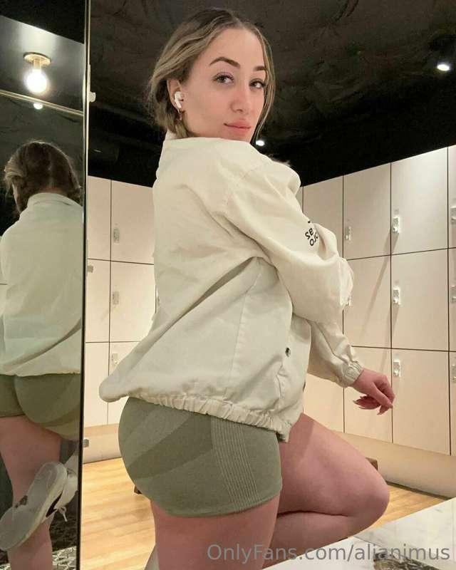 🔥Wanna see what it looks like under these shorts?🍑 find it i..