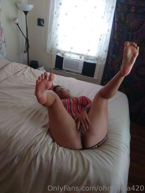 feet and pussy
