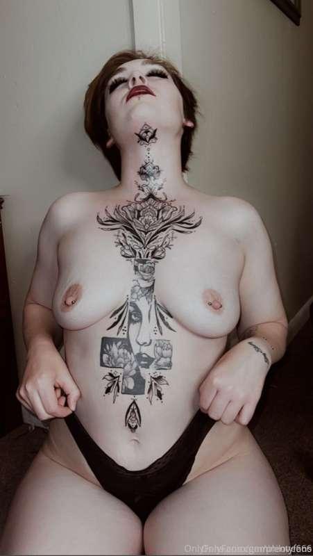 Tatted and pierced MILF ready to please. Cum join my page fo..