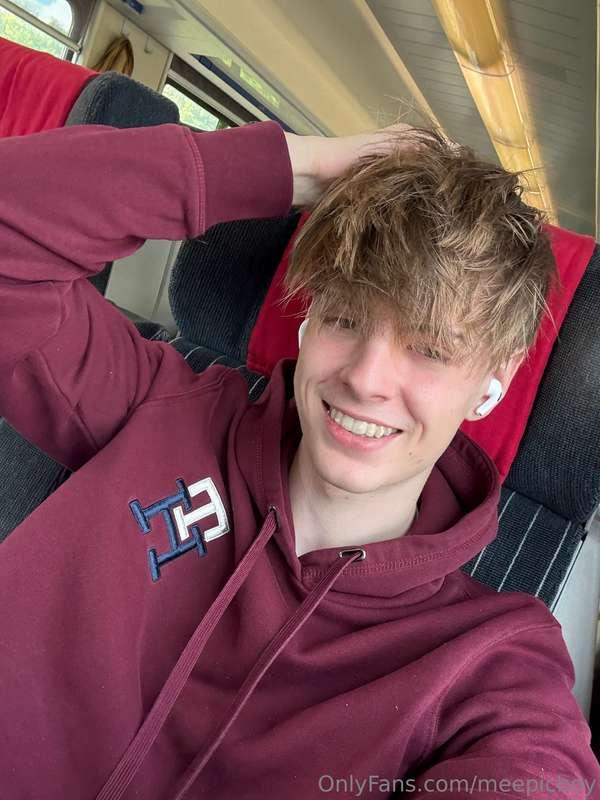 My smile is pledged to your good mood 😉😀And DM for the hotte..