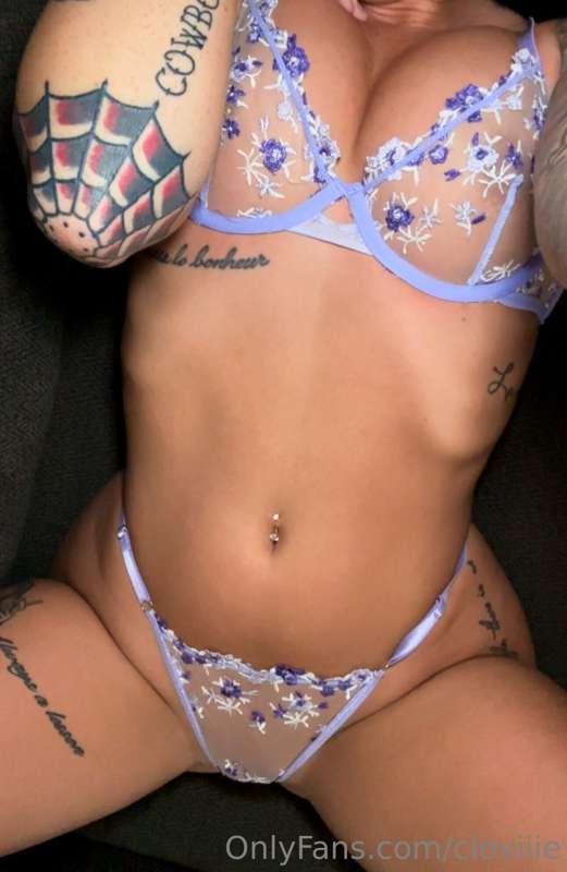Having some “me time” on the couch 😏😏
Join me? 💜