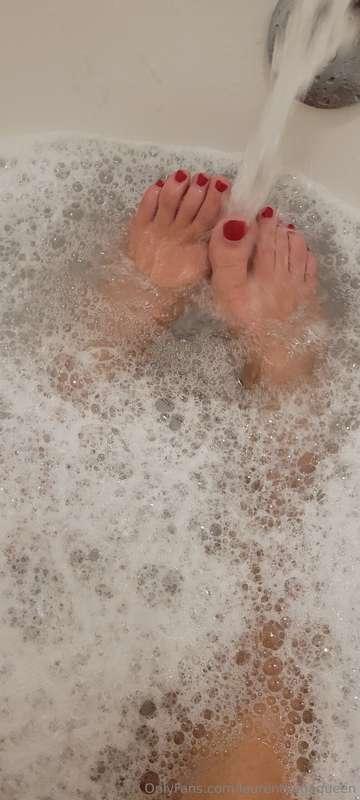 red toes 😋 👋