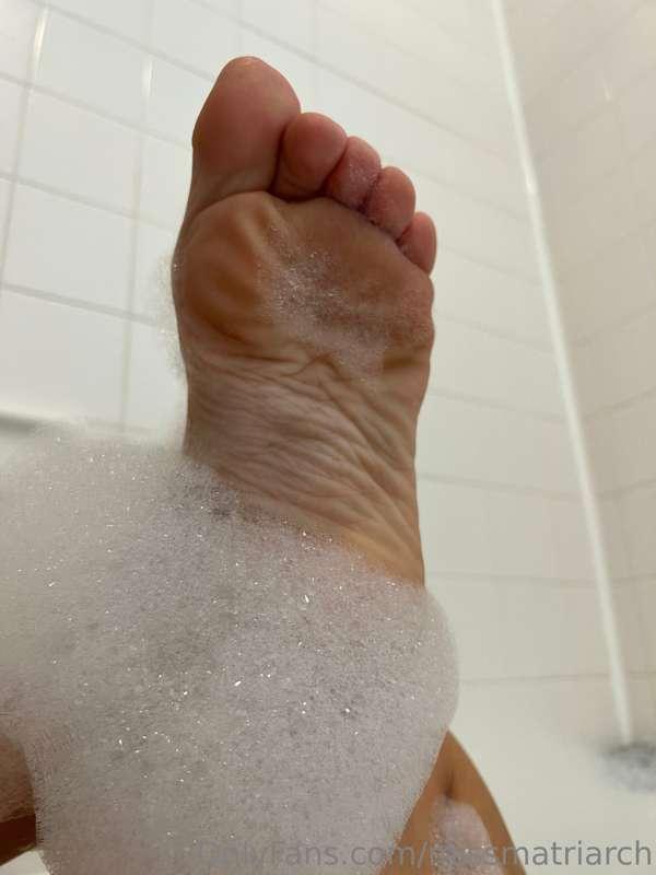 Enjoying a bath before bedtime 🧼 
Spoil me if you’d love to ..