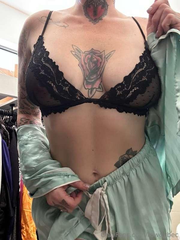 Do you want me to take this top off babe ? 🫦