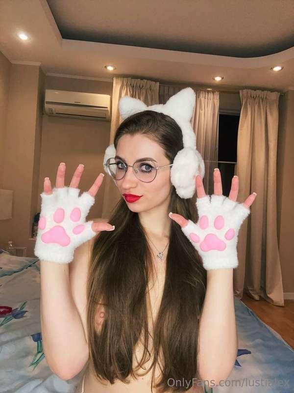 Today I'm wearing a kitty outfit: ears, tail, collar... and ..