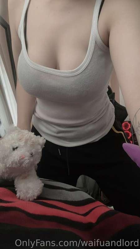 Morning slaves, bring me the breakfast now 👀