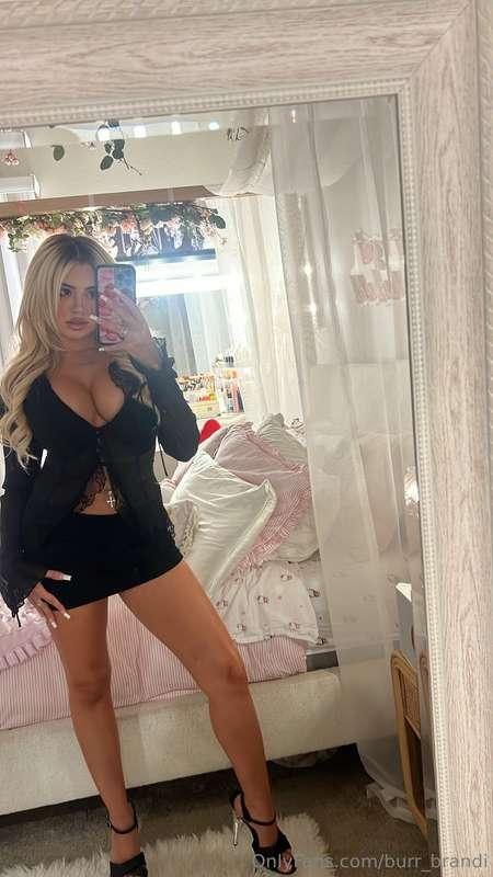 Business or pleasure? I’ll let you decide 😏🖤