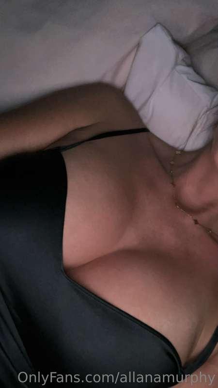 Who wants to play😈first one to cum loses 💦