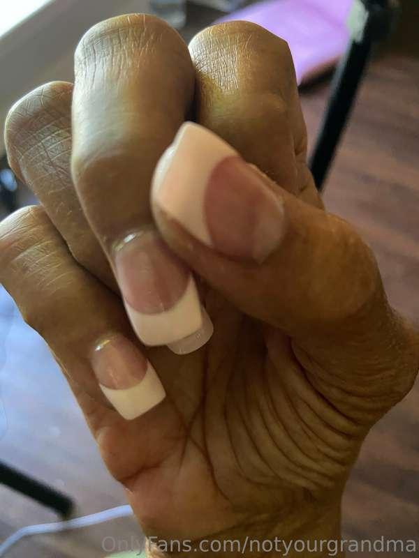 I love getting a new manicure ! How do you like it ? Leave a..