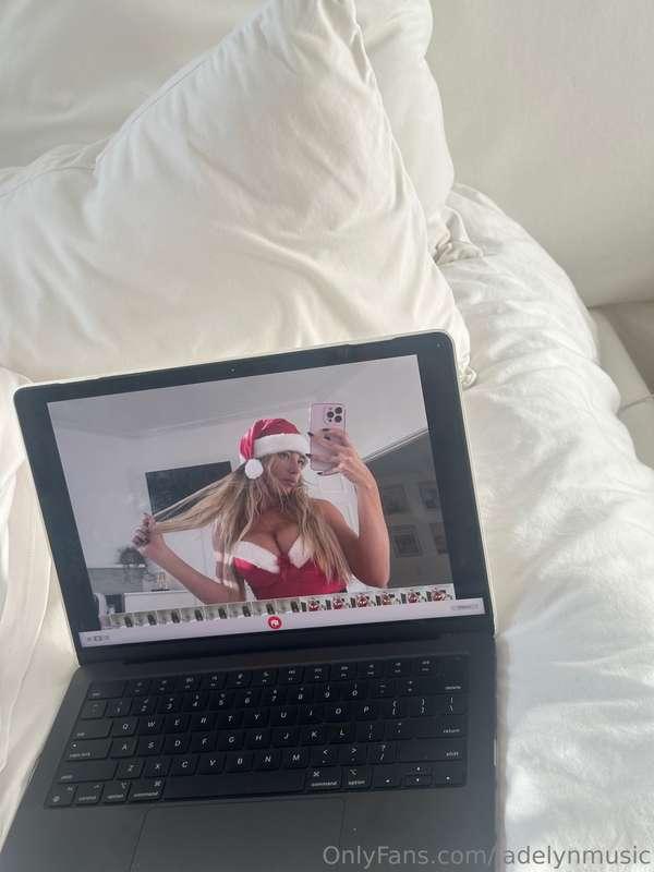 Santa’s not the only one coming in hot tonight.. care to joi..