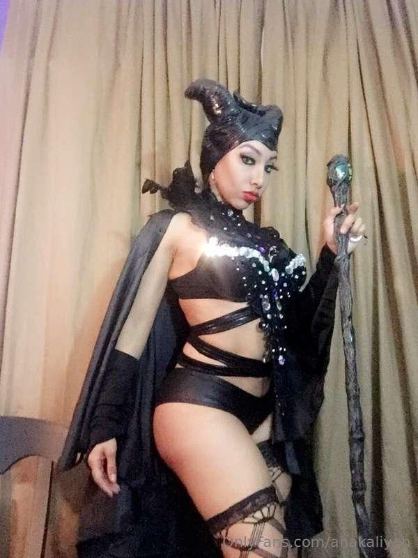 Throw back to my maleficent costume . 𝔱𝔥𝔢 𝔢𝔳𝔦𝔩 𝔮𝔲𝔢𝔢𝔫𝔰 𝔞𝔯𝔢 𝔱𝔥..