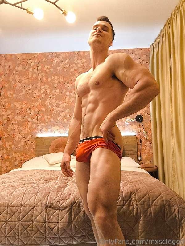 I am recording new content in the hotel room 😋💪 everything w..