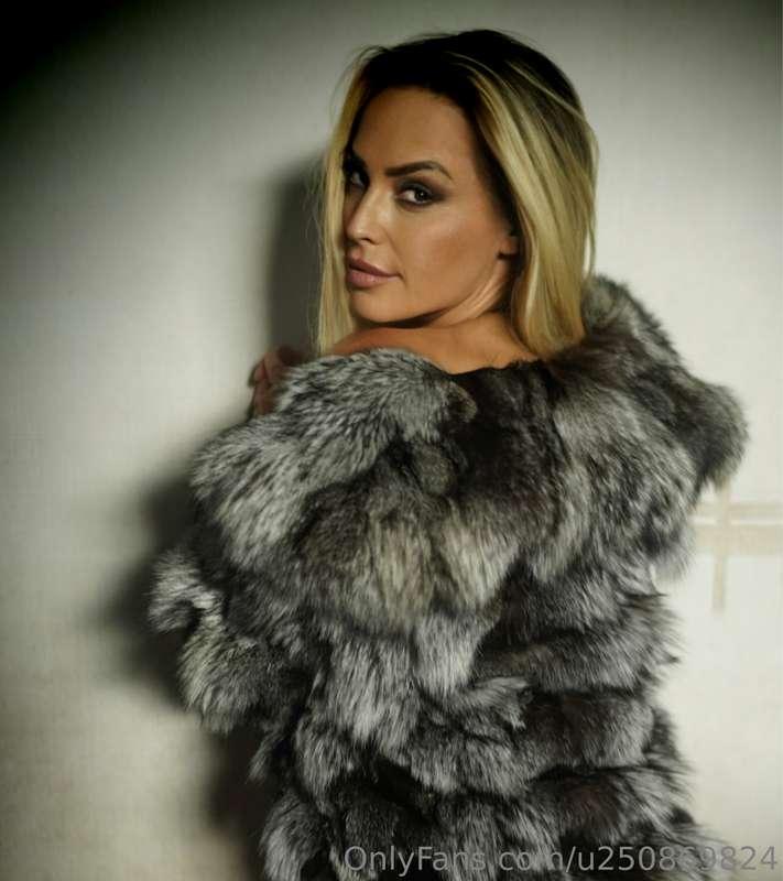 It‘s very hot under the fur. Do you want to see what‘s below..