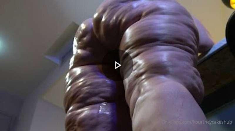 Huge thighs , all oiled up, booty clapping 🔥