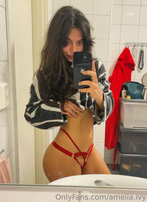 let me take a mirror selfie😈😈