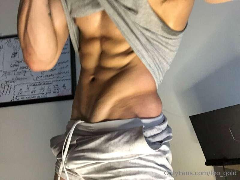 Suck me off while we watch netflix