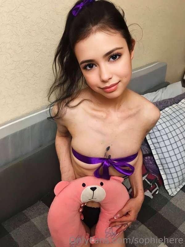 Little cutie @molly_rolly is 18 years old and just turned 🤤 ..