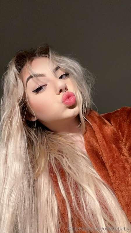 Comment ur favorite pic😘