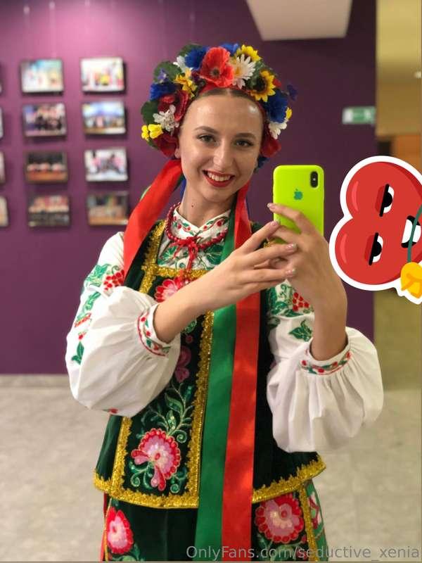 ✨ A smile is my favorite accessory today. And let the leopar..