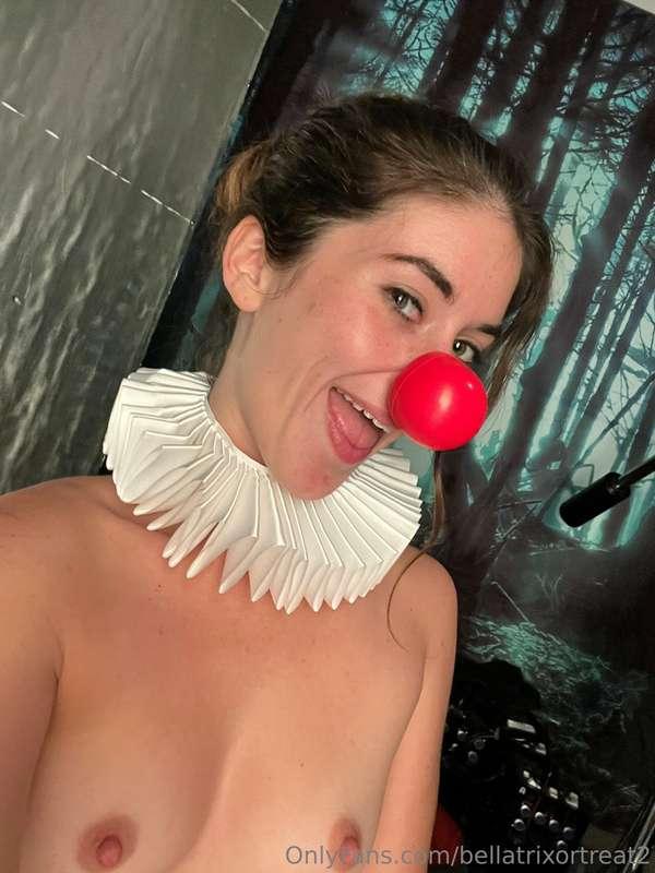 Don’t mind me just clowning around on set 🤡 

This trip has ..