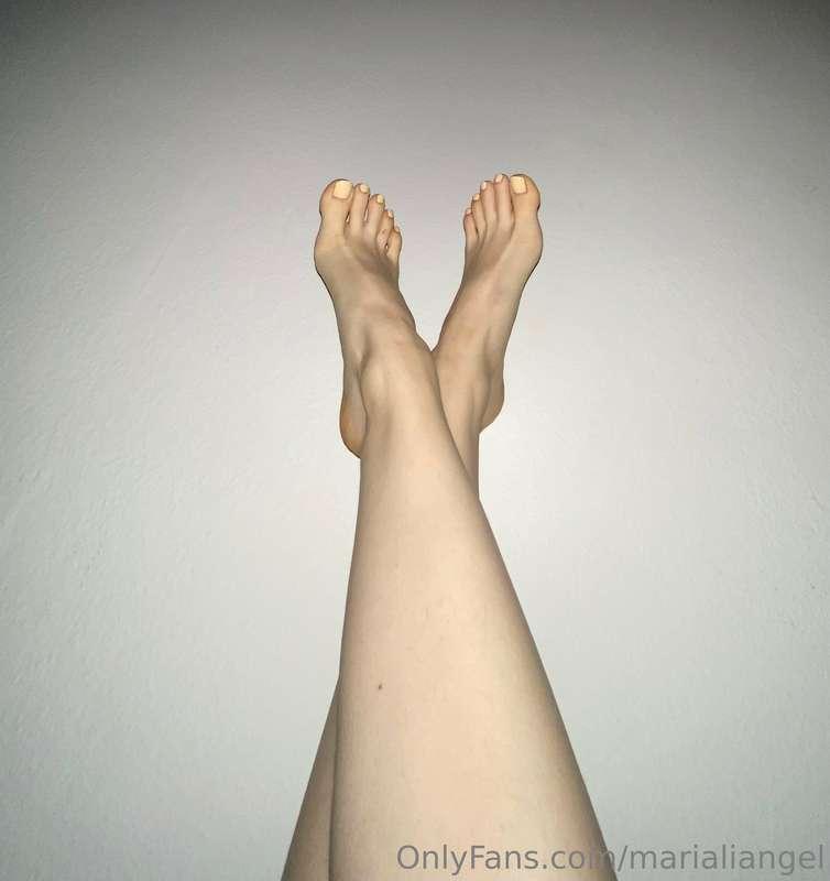 Legs and toes for days😌