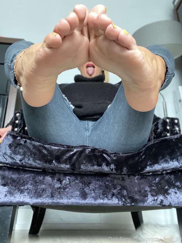 Stick your tongue 👅 out and work on these soles! Good boy!