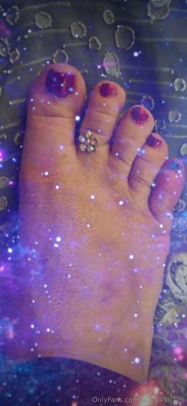 Cum suck my toes baby. If u want to tip ill send u some foot..