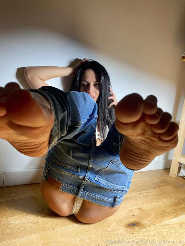 Are there any fans of my cute fingers here?🦋