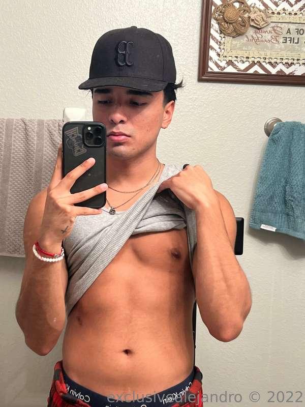 bored, someone come chill 😩