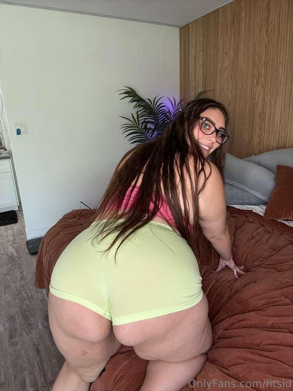 My pregnant pussy is craving a creampie💦