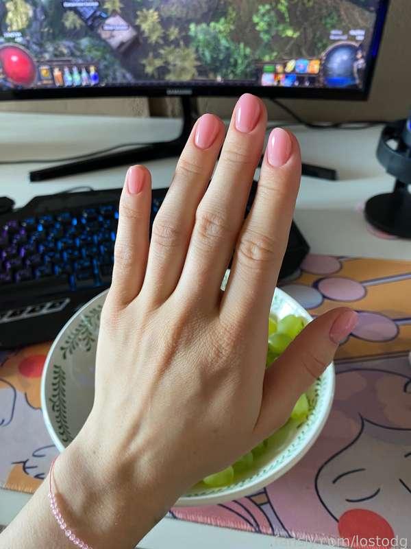 Some photos from my days, im messing with a new place, taking care of myself cooking tasty and healthy food and doing workouts!🥰🥰 It's so hard not to skip exercises but i’m trying ahah🥺

#fyp #hairy #egirl #gfe #feet #toes #aboutme #natural #nails 